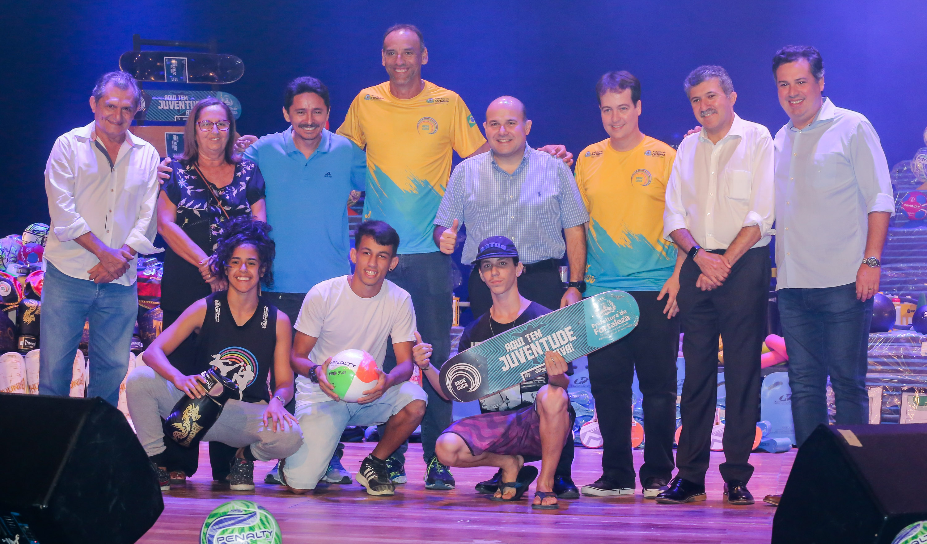 várias pessoas posando para a foto